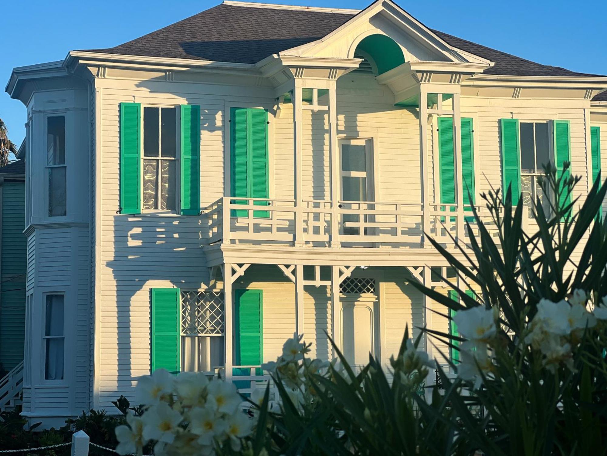 Lotus Galveston Hotel Exterior photo